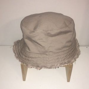 BUCKET HAT NO BRAND OR SIZE TAG MEASURES 7" ACROSS AND 7" FRONT TO BACK